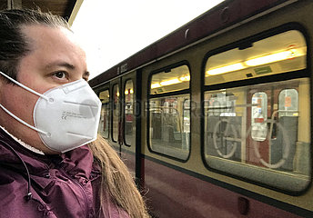 Berlin  Deutschland  Frau auf einem S-Bahnhof traegt in Zeiten der Coronapandemie eine FFP2-Maske