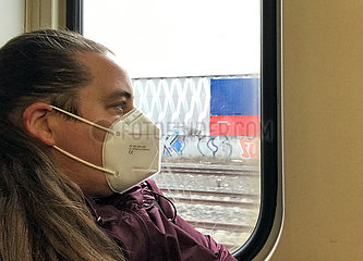 Berlin  Deutschland  Frau in einer S-Bahn traegt in Zeiten der Coronapandemie eine FFP2-Maske