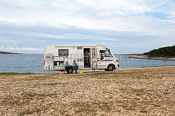 Kroatien  Prementura - Deutsche Touristen mit ihrem Wohnmobil  Naturschutzgebiet Kap Kamenjak  an der Suedspitze Istriens