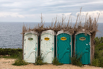 Kroatien  Prementura - mobile Toiletten im Naturschutzgebiet Kap Kamenjak  an der Suedspitze Istriens