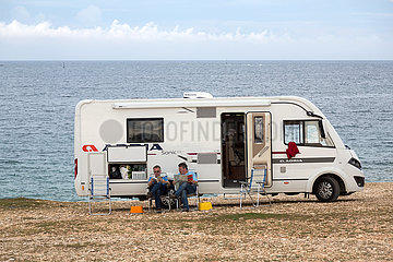 Kroatien  Prementura - Deutsche Touristen mit ihrem Wohnmobil  Naturschutzgebiet Kap Kamenjak  an der Suedspitze Istriens