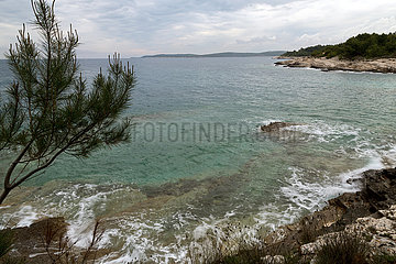 Kroatien  Prementura - Wellengang in einer Bucht im Naturschutzgebiet Kap Kamenjak  an der Suedspitze Istriens