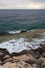 Kroatien  Prementura - Wellengang in einer Bucht im Naturschutzgebiet Kap Kamenjak  an der Suedspitze Istriens