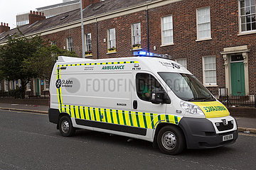 Grossbritannien  Nordirland  Belfast - Ambulanz im Einsatz