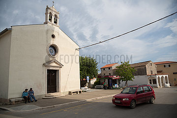 Kroatien  Prementura - Kirche im Zentrum des Ortes an der Suedspitze Istriens  der beim Naturschutzgebiet Kap Kamenjak liegt