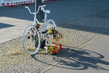 Berlin  Deutschland - Ghost Bike an einer Berliner Hauptverkehrsstrasse