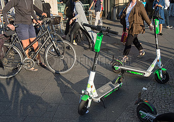 Berlin  Deutschland - Abgestellte E-Scooter auf dem Gehweg