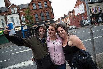 Grossbritannien  Nordirland  Belfast - Junge  feierfreudige Leute posieren in einem protestantischen Stadtteil