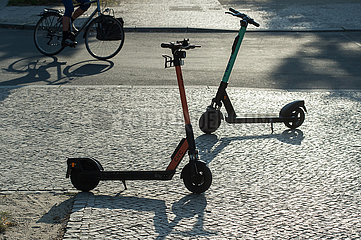 Berlin  Deutschland - Abgestellte E-Scooter auf dem Gehweg