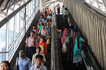 Yangon  Myanmar  Menschen auf einer Rolltreppe im Stadtzentrum