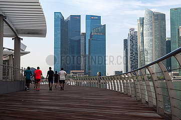 Singapur  Republik Singapur  Stadtansicht mit Wolkenkratzern des Geschaeftsviertels in Marina Bay waehrend der Coronapandemie