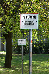 Berlin  Deutschland - Hinweisschild Privatweg