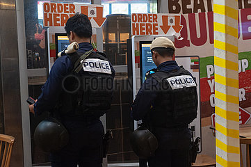 Singapur  Republik Singapur  Polizisten bestellen an einem digitalen Bestell-Automat von Burger King Essen