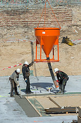 Berlin  Deutschland - Bauarbeiter beim Giessen eines Fundamentes