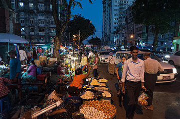 Yangon  Myanmar  Menschen kaufen auf einem Nachtmarkt am Strassenrand Lebensmittel ein