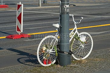 Berlin  Deutschland - Ghost Bike an einer Berliner Hauptverkehrsstrasse