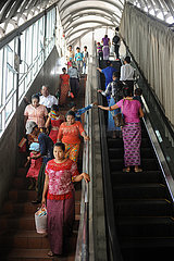 Yangon  Myanmar  Menschen auf einer Rolltreppe im Stadtzentrum