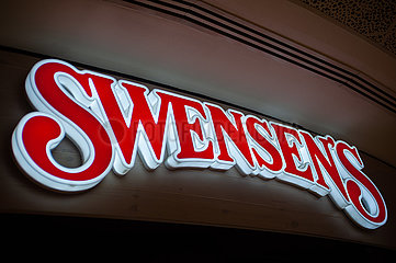 Singapur  Republik Singapur  Beleuchtetes Firmenschild eines Swensen's Restaurant