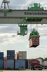 Dresden  Deutschland - Rangierarbeiten mit Containern am Gueterverkehrszentrum Dresden