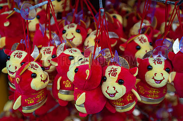 Singapur  Republik Singapur  Geschaeft in Chinatown verkauft Plueschtiere die im chinesischen Tierkreiszeichen des Ochsen stehen
