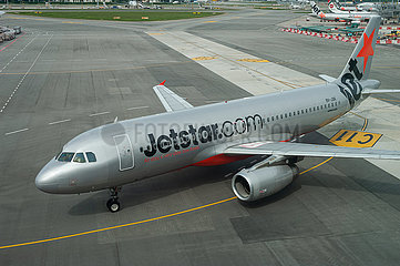 Singapur  Republik Singapur  A320 Passagierflugzeug der Jetstar Asia auf dem internationalen Flughafen Changi