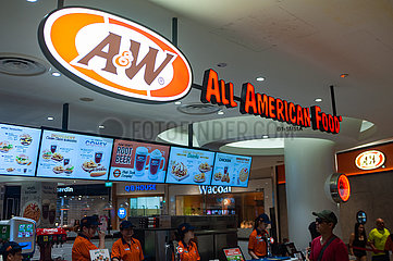 Singapur  Republik Singapur  Beleuchtetes Firmenschild mit Logo eines A&W Schnellrestaurants