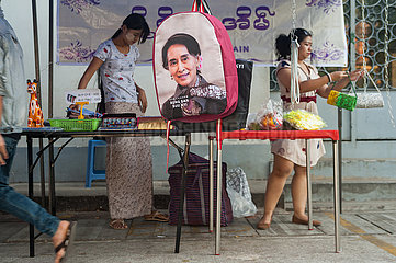 Yangon  Myanmar  Rucksack mit Abbild von Aung San Suu Kyi zum Verkauf auf einem Strassenmarkt