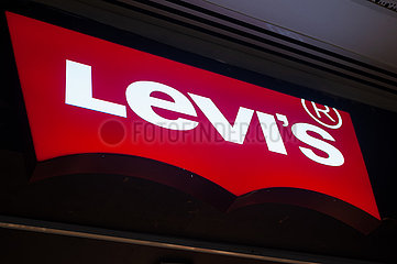 Singapur  Republik Singapur  Beleuchtetes Firmenschild und Logo von Levi Strauss & Co (Levis)