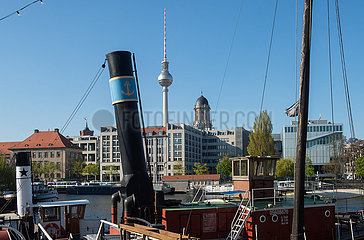 Berlin  Deutschland  Schiffe im Historischen Hafen mit Alexanderplatz-Skyline
