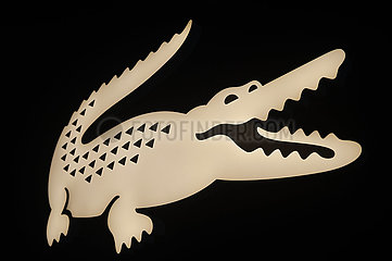 Singapur  Republik Singapur  Beleuchtetes Firmen-Logo der Markenikone Lacoste mit dem Krokodil