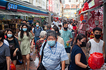 Singapur  Republik Singapur  Menschen mit Mundschutz auf einem belebten Basar in Chinatown waehrend der Corona-Pandemie