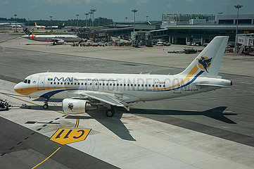 Singapur  Republik Singapur  A319 Passagierflugzeug Myanmar Airways International auf dem Flughafen Changi