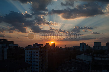 Yangon  Myanmar  Sonnenuntergang ueber dem Stadtzentrum der ehemaligen Hauptstadt