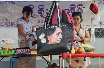 Yangon  Myanmar  Rucksack mit Abbild von Aung San Suu Kyi zum Verkauf auf einem Strassenmarkt