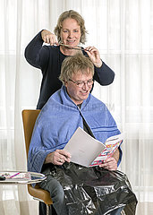Frau schneidet ihrem Mann in Coronazeiten die Haare  Muenchen  Februar 2021