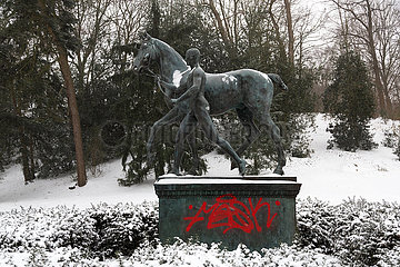 Deutschland  Bremen - Bronzeskulptur DER ROSSLENKER (von Louis Tuaillon  aufgestellt 1902) in den Wallanlagen  Parkanlage im Stadtzentrum
