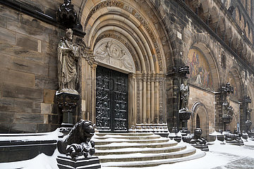 Deutschland  Bremen - Schnee auf den Treppen des St.-Petri-Doms