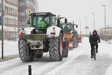 Deutschland  Bremen - Winterdienst  Traktoren unterwegs