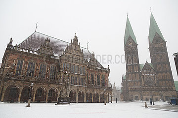 Deutschland  Bremen - Rathaus und St.-Petri-Dom am Marktplatz im Schneefall. Das Rathaus ist Sitz des Buergermeisters  davor der Roland