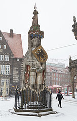 Deutschland  Bremen - Der Roland auf dem verschneiten Marktplatz in der Altstadt