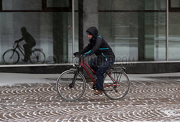 Deutschland  Bremen - Hartgesottene Fahrradfahrerin bei Schneefall