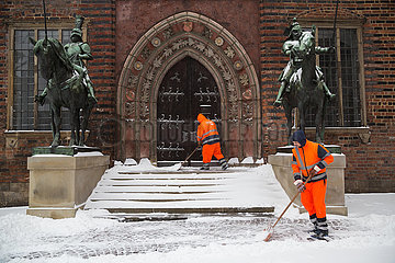 Deutschland  Bremen - Die staedtische Bremer Stadtreinigung beim Winterdienst vor dem Eingang zum Bremer Rathaus