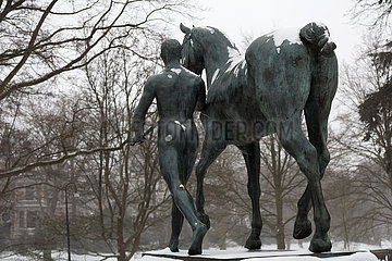 Deutschland  Bremen - Bronzeskulptur DER ROSSLENKER (von Louis Tuaillon  aufgestellt 1902) in den Wallanlagen  Parkanlage im Stadtzentrum