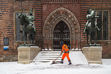 Deutschland  Bremen - Die staedtische Bremer Stadtreinigung beim Winterdienst vor dem Eingang zum Bremer Rathaus