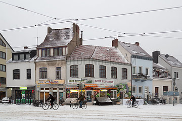 Deutschland  Bremen - Gebaeude mit Geschaeften im Schnee im Stadtteil Steintor