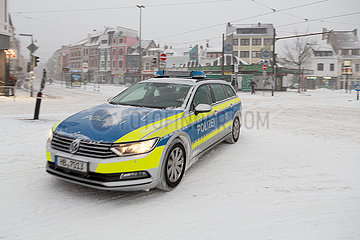 Deutschland  Bremen - Polizeistreife im Schnee im Stadtteil Steintor