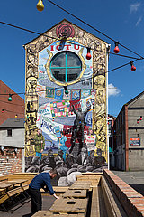 Grossbritannien  Nordirland  Belfast - Mural des ICTU (Irish Congress of Trade Unions)  vorne Baenke eines Gastronomiebetriebs