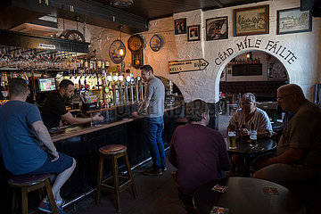 Grossbritannien  Nordirland  Belfast - Irish Pub im Stadtzentrum  vorwiegend frequentiert von Katholiken (Information in gaelisch an der Wand)