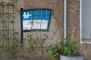 Berlin  Deutschland - Die Flagge von Hertha BSC an einer Hauswand