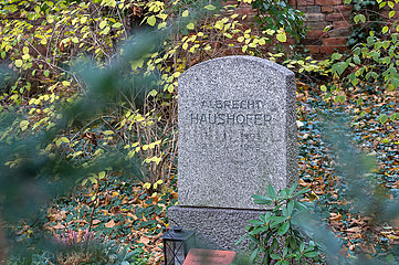 Berlin  Deutschland - Grab von Albrecht Haushofer auf dem Friedhof Wilsnacker Strasse bei der Johanniskirche in Berlin-Moabit